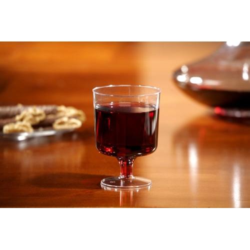 Ein Starpak 10 Stiel-Gläser für Rotwein, PS 0,2 l glasklares Weinglas steht gefüllt auf einem Holztisch; Im Hintergrund sind unscharfe Snacks und eine Karaffe zu sehen.