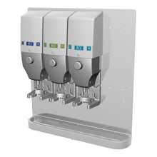 Kolme DQFM-järjestelmän annostelijaa (sininen, vihreä, sininen), seinään asennettava metallisella tippakaukalolla, esiasennettu pienelle virtaukselle. Yhteensopiva korkean konsentraation kanssa hygieeniseen käyttöön. Merkki: Diversey Deutschland GmbH & Co. OHG.