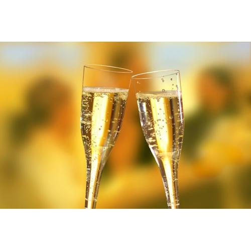 Kaksi Starpak 50 kuohuviinilasin (yläosaa) PS 0,1 l kirkasta nostetaan maljaksi, korostaen niiden kirkasta muotoilua elävien kuplien kanssa pehmeästi sumentuneessa, lämpimästi valaistussa taustassa.