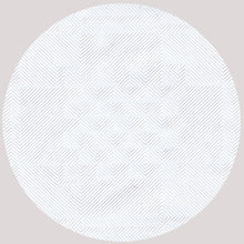 Ein kreisförmiges Muster aus dünnen, diagonalen grauen Linien auf Hellgrau erinnert an die elegante Damastprägung des PAPSTAR Papiertischtuchs mit Damastprägung 50m x 1m von der PAPSTAR GmbH, perfekt für festliche Anlässe.