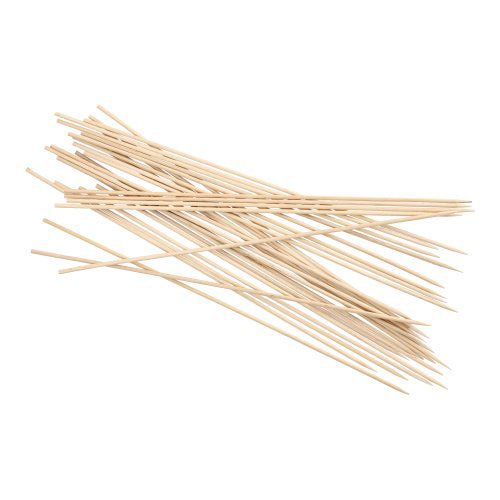Pino puisia "pure" varrastikkuja, Ø 3 mm, 30 cm pitkä (500 kappaleen pakkaus) PAPSTAR GmbH:ltä on levitetty valkoiselle alustalle. Grillitikut ovat ohuita, suoria ja niissä on terävät päät.