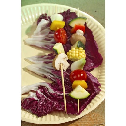 Kaksi kasvisgrillivarrasta, joissa on herkkusieniä, tomaattia, kesäkurpitsaa, sipulia, paprikaa ja maissia, tarjotaan pahvilautasella lilan radicchio-salaatin kanssa - aseteltu puisille "pure" varrastikuille, Ø 3 mm, 30 cm (PAPSTAR GmbH).