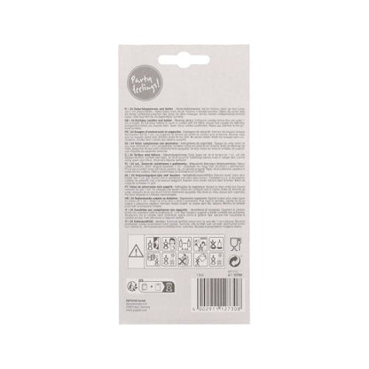 PAPSTAR syntymäpäiväkynttilöiden 6 cm blisterin (24 kappaletta) PAPSTAR GmbH:lta takapuoli näyttää painetut ohjeet, varoitukset, turvallisuussymbolit mustalla, viivakoodin oikeassa alakulmassa ja "Party feeling!!"-logon vasemmassa yläkulmassa. Sisältää värikkäitä kynttilöitä pidikkeellä.