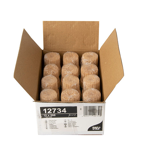 Ein offener Karton mit zwölf Stapeln brauner Papierbackförmchen, jeweils in Plastik eingewickelt, steht neben einem Zahnstocher-Spender "pure" rund (6,8 cm) der PAPSTAR GmbH (200 Stück) in einer Holzhalterung und hilft bei der Küchenorganisation.