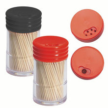 Kaksi läpinäkyvää muoviannostelijaa PAPSTAR puupyöreitä hammastikkuja, 6,5 cm (260 kappaletta) PAPSTAR GmbH:lta - mustalla ja punaisella kierrettävällä kannella. Lähikuvat näyttävät reiät punaisessa annostelijan kierrettävässä kannessa hammastikkujen jakelua varten.