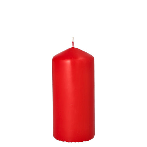 Yksi sytyttämätön Starpak-pöytäkynttilä, jolla on erityisen pitkä paloaika (Ø 60 mm, 130 mm), sileällä punaisella pinnalla ja keskitetty valkoinen sydänlanka seisoo pystyasennossa yksinkertaisella valkoisella taustalla.