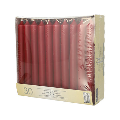 30 Starpak pöytäkynttilää (Ø 2,1 cm, 19,6 cm) toimitetaan pystysuorassa läpinäkyvässä muovilaatikossa, jossa on beigejä sivu- ja pohjaetikettejä kynttilätiedoilla ja sertifiointilogolla – ihanteellinen Starpakilta eleganttiin pöytäkoristeluun.