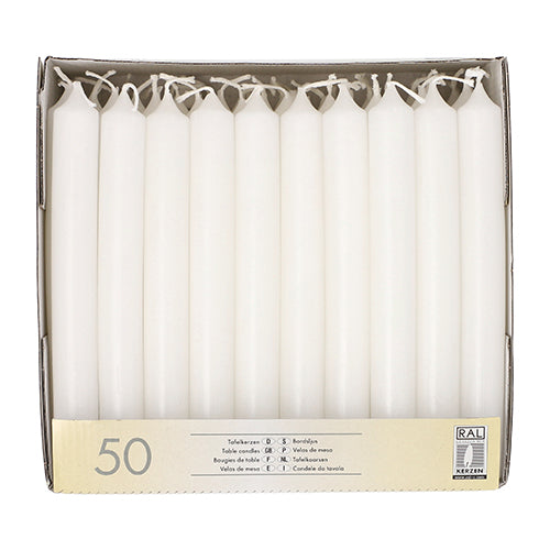 Eine Schachtel mit 50 Starpak Tafelkerzen (Ø 2,1 cm · 19,6 cm) in Weiß, aufrecht in einem Papptray. Jede Kerze ist unbenutzt mit intaktem Docht; die Verpackung verfügt über mehrsprachige Produktinformationen für eine elegante Atmosphäre.