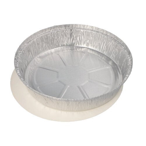 Pyöreä, tyhjä Starpak 25 alumiinivuoka PP-pinnoitetulla kansiolla seisoo yksinkertaisella valkoisella pinnalla, ihanteellinen catering- tai take-away-ruokiin.