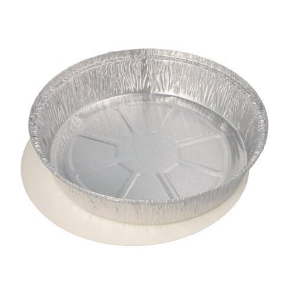 Pyöreä, tyhjä Starpak 25 alumiinivuoka PP-pinnoitetulla kansiolla seisoo yksinkertaisella valkoisella pinnalla, ihanteellinen catering- tai take-away-ruokiin.