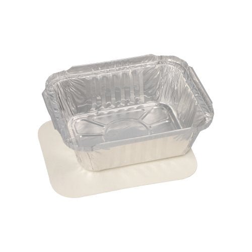 Starpak 25 vuoat, alumiini + sisäkansi, PP-pinnoitettu Starpakilta on suorakulmainen kertakäyttövuoka alumiinista, jossa on sopiva valkoinen pahvikansi alla, ihanteellinen catering- tai take-away-käyttöön, kuvattuna yksinkertaisella valkoisella taustalla.