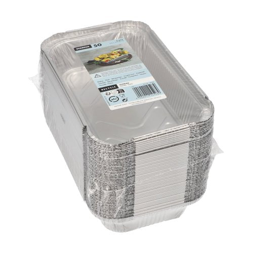 Ein Stapel von 50 Starpak Alu-Schalen (0,65 l, 3,4 x 13 x 22 cm) im Set, rechteckig und in Schrumpffolie verpackt – praktischer Küchenhelfer zum Aufbewahren und Servieren von Speisen.