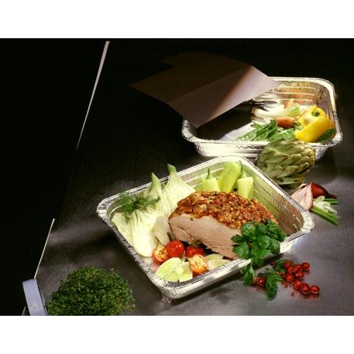 Kolme Starpak Gastronorm-astiaa (alumiini, 3,4L, 5x26,2x32,2cm) esittelevät erilaisia tuoreita vihanneksia, yrttejä, keitettyä lihaa yrttien, tomaattien ja sitruunaviipaleiden kanssa. Kirkas vihreä koristaa pöytää tummalla taustalla.