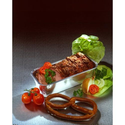 Starpak 10 -merkkisessä suorakulmaisessa muottialustassa (1,09 l, 6 cm x 10,2 cm x 23 cm) on lihamurekkeen viipaleita tomaattien ja persiljan kera. Alustan ympärillä on salaattia, kirsikkatomaatteja, pretzel ja sipulipuolikas, jotka on koristeltu persiljalla ja tomaateilla.