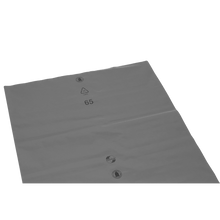 Suuri, litteä, harmaa LDPE-kalvo, jossa on kierrätyssymboli ja numero 65, EMIL DEISS KG:ltä (GmbH + Co.), osa DEISS-roskapusseista 575x1000x0,01 mm LDPE:stä 70 l, on yksivärisellä valkoisella taustalla.