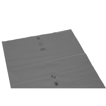 Eine große, flache, graue LDPE-Folie mit Recycling-Symbol und Nummer 65, von EMIL DEISS KG (GmbH + Co.), Teil von DEISS Müllsäcke lose 575x1000x0,01 mm aus LDPE 70 l, liegt auf einem einfarbig weißen Hintergrund.