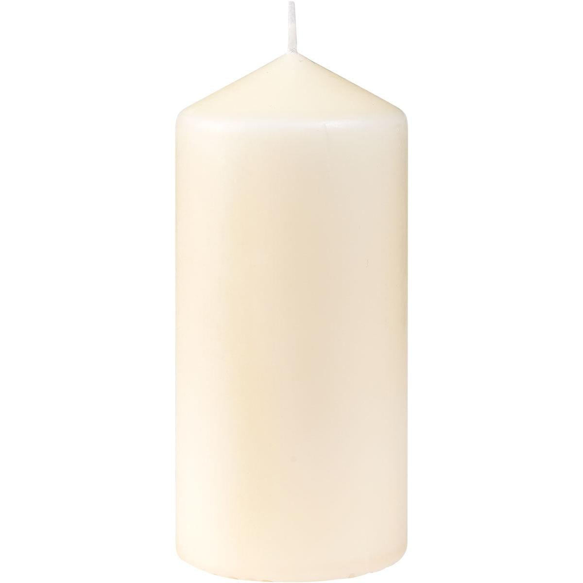 Yksinkertainen valkoinen pöytäkynttilä (noin 40h, 130 x 60 mm) Duni GmbH:lta seisoo pystyssä keskitetyn sydämen kanssa valkoista taustaa vasten.
