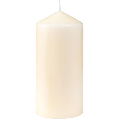 Yksinkertainen valkoinen pöytäkynttilä (noin 40h, 130 x 60 mm) Duni GmbH:lta seisoo pystyssä keskitetyn sydämen kanssa valkoista taustaa vasten.