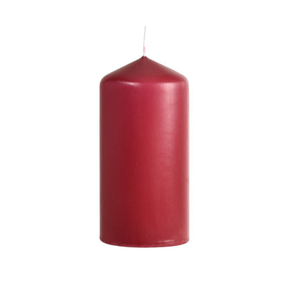 Duni GmbH:n sylinterimäinen, tuoksuton pöytäkynttilä (130 x 60 mm, noin 40h) tummanpunaisena valkoisella sydämellä seisoo pystyssä yksinkertaista valkoista taustaa vasten.