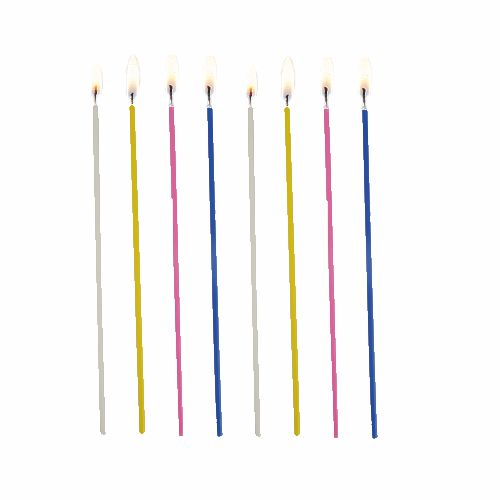 Acht PAPSTAR Spaghettikerzen, farbig sortiert (Ø 3 mm, 16,5 cm), in grau, gelb, rosa und blau von der PAPSTAR GmbH, stehen beleuchtet in einer vertikalen Reihe auf weißem Hintergrund.