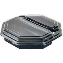 Duni GmbH:n Octaview® 2 on musta elintarvikeastia (PS, 230x230x50 mm), jossa on läpinäkyvä napsautettava kansi, kaksi lokeroa ja moderni muotoilu. Ihanteellinen käytettäväksi ravintola-alalla. Toimitetaan 170 kappaleen pakkauksissa. Kuvattu valkoisella taustalla.