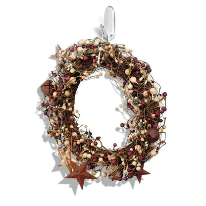 Rustikaalinen oksaseppele, jossa on ruskeita kulkusia, punaisia ja kermanvärisiä marjoja ja metallitähtiä, roikkuu 3M Command™ Koukku M, läpinäkyvässä (17091CLR), 3M Deutschland GmbH:sta, valkoista taustaa vasten.