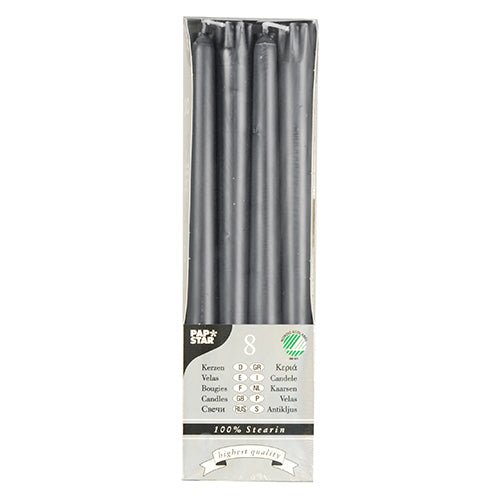 Laatikko, jossa on 8 PAPSTAR kynttilää (Ø 2,2 cm, 25 cm) PAPSTAR GmbH:lta, 100% steariinia, pystysuunnassa järjestettynä ja näkyvissä läpinäkyvän etuosan kautta; pakkauksessa lukee "pitkä paloaika" ja "korkein laatu".