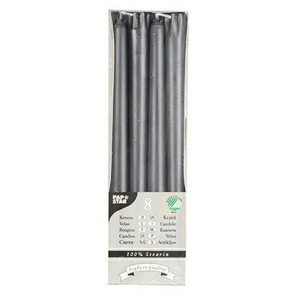 Laatikko, jossa on 8 PAPSTAR kynttilää (Ø 2,2 cm, 25 cm) PAPSTAR GmbH:lta, 100% steariinia, pystysuunnassa järjestettynä ja näkyvissä läpinäkyvän etuosan kautta; pakkauksessa lukee "pitkä paloaika" ja "korkein laatu".