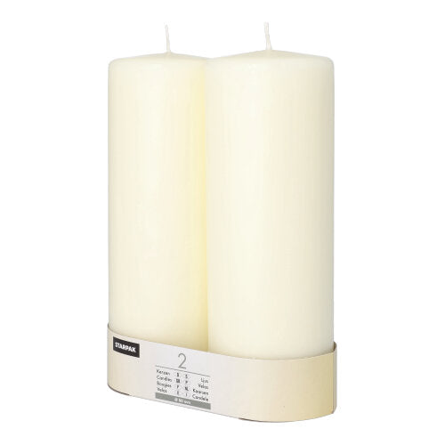 Zwei unbeleuchtete Starpak 2 Stumpenkerzen Ø 80 mm mit Flachkopf stehen nebeneinander, am Boden mit einem beschrifteten Band umwickelt und strahlen zeitlose Eleganz aus.
