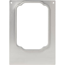 Duni GmbH:n DF10/20-kasetti on suorakulmainen metallilevy, jossa on harjattu pinta ja suuri keskellä oleva aukko, joka on suunniteltu turvallisesti pitämään 900 ml:n PP-astia Take Away. Siinä on kohotetut reunat ja kaksi kiinnitysreikää. Pakkaus: 1 kappale.