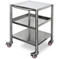Duni GmbH:n DF22/22F/32/32F hopeanvärinen ruostumattomasta teräksestä valmistettu kärry (600x600x800mm, 1 kappale) sisältää kolme hyllytasoa, sivukahvan ja neljä kääntyvää pyörää - joista kaksi on jarruilla - tehokkaaseen kuljetukseen tyylikkäässä teollisessa muotoilussa.
