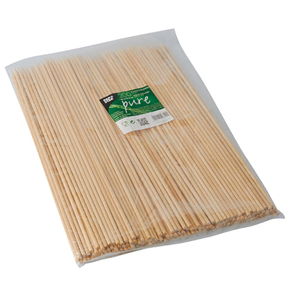 Läpinäkyvä muovipakkaus sisältää 200 PAPSTAR grillitikkua puu "pure", kukin 40 cm pitkä ja 5 mm paksu terävillä päillä. Enimmäkseen vihreässä etiketissä on valkoista tekstiä ja merkki PAPSTAR GmbH.