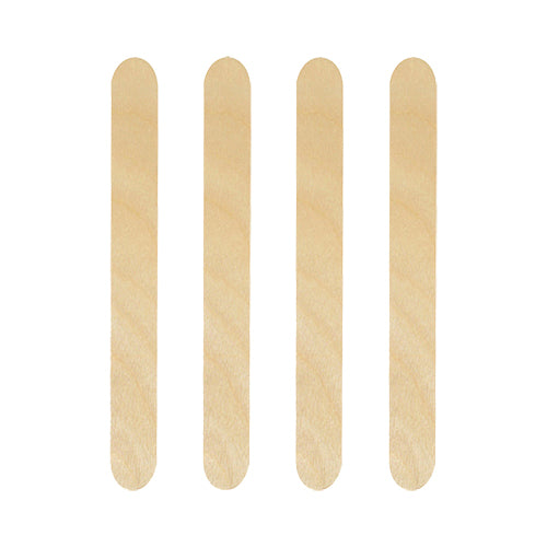 Neljä PAPSTAR puista juomasekoitinta (15 cm) Caipirinha-cocktaileille on asetettu pystysuoraan vierekkäin valkoiselle taustalle.