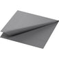 Yksi Duni GmbH Zellt. Serv. 24x24 cm, 3-kerroksinen graniitinharmaa lautasliina 250 kappaleen pakkauksesta on osittain avattuna valkoisella taustalla ja näyttää hienovaraisen geometrisen kohokuvion reunassa.