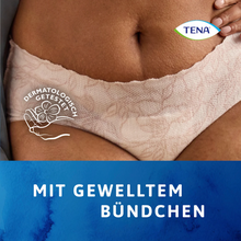 Lähikuva näyttää henkilön, joka käyttää TENA Silhouette Plus White -inkontinenssihousuja TENA – Essity Germany GmbH:lta. Teksti kuuluu "Aaltomainen vyötärö" ja "Dermatologisesti testattu", TENA Silhouette -logon ollessa oikeassa yläkulmassa.