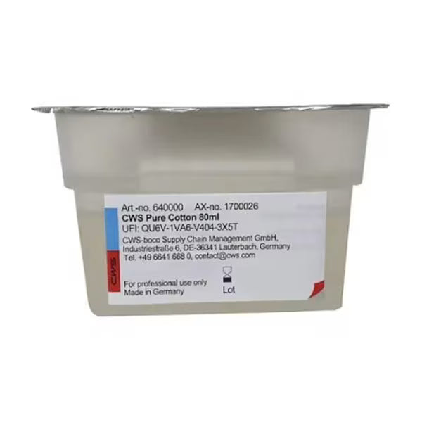 Suorakulmainen muovinen astia, jossa on teksti "CWS ParadiseLine pesuhuonetuoksu annostelijalle Paradise Air Bar", valkoinen ja harmaa pakkaus sekä siniset ja punaiset aksentit. Ihanteellinen tuoksuannostelijoille, valmistajatiedot edessä. Merkki: CWS.