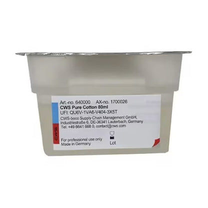 Suorakulmainen muovinen astia, jossa on teksti "CWS ParadiseLine pesuhuonetuoksu annostelijalle Paradise Air Bar", valkoinen ja harmaa pakkaus sekä siniset ja punaiset aksentit. Ihanteellinen tuoksuannostelijoille, valmistajatiedot edessä. Merkki: CWS.