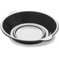 Pyöreä, metallinen sekoituskulho kaatonokalla seisoo hoikan DF Pearl M1 - 1-osainen 1 Musta PP Ø220x42 lautasen vieressä, joka kuuluu Duni GmbH:lle (pakkaus 320 kappaletta), molemmat valkoisella pohjalla.