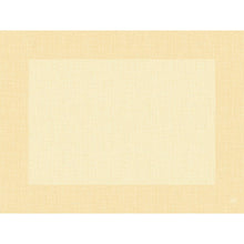 Ein hellgelber und beiger Kreuzschraffur-Hintergrund spiegelt die sanfte, subtile Eleganz der Dunicel-Tischsets 30 x 40 cm Linnea creme (Packung 100 Stück) der Duni GmbH wider, ideal um jeder Tischdekoration einen raffinierten, gerahmten Touch zu verleihen.