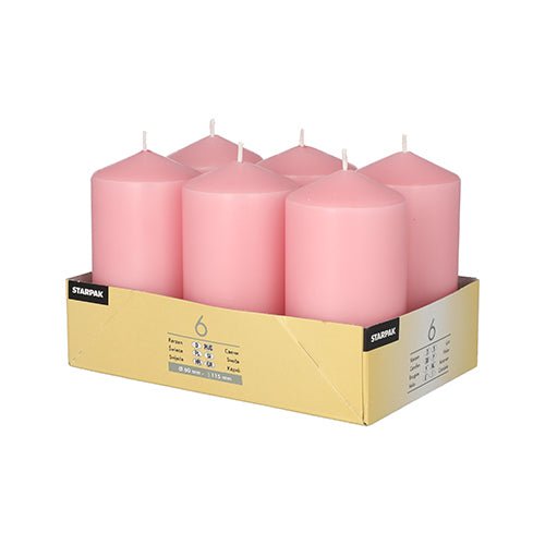 Keltainen 'STAMPAK'-lokero sisältää kuusi Starpak pöytäkynttilää (Ø 60 mm · 115 mm) pinkkinä. Nämä suuret, tasaiset kynttilät omaavat näkyvät sydänlangat ja tarjoavat pitkäkestoisen palamisen.