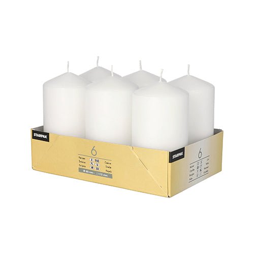 Starpak 6 pöytäkynttilän setti Ø 60 mm · 115 mm sisältää kuusi suurta, valkoista kynttilää korkealaatuisesta vahasta, siististi järjestettynä beigessä pahvilokerossa, jossa on painetut yksityiskohdat – täydellinen pitkäkestoiseen palamiseen.