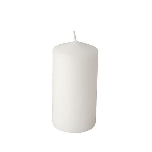 Starpak 6 pöytäkynttilät (Ø 60 mm, 115 mm) vakuuttavat pitkäkestoisella palamisella ja yksinkertaisella muotoilulla. Valkoiset kynttilät seisovat suorassa sydänlangan kanssa valkoista taustaa vasten.
