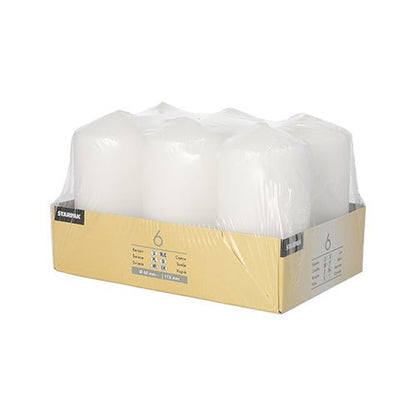 Starpak 6 pöytäkynttilän Ø 60 mm · 115 mm setti sisältää valkoisia kynttilöitä korkealaatuisesta vahasta, pitkäkestoisella palamisella, pakattuna kirkkaaseen kalvoon ja kelta-beigeen pahvilokeroon, jossa on tuoteinfoa edessä.