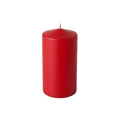 Yksi Starpak pöytäkynttilä (Ø 60 mm, 115 mm) punaisena, tasaisella päällä ja sytyttämättömällä sydänlangalla korkealaatuisesta vahasta pitkäkestoiseen palamiseen seisoo suorassa yksinkertaista valkoista taustaa vasten. Osa Starpak 6 pöytäkynttilän setistä.