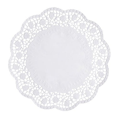 Die PAPSTAR 250 Tortenspitzen rund weiss der PAPSTAR GmbH bestehen aus runden weißen Papierdeckchen mit gewellten Rändern und einem spitzenartigen Blumenmuster – perfekt für die stilvolle Präsentation von Torten.