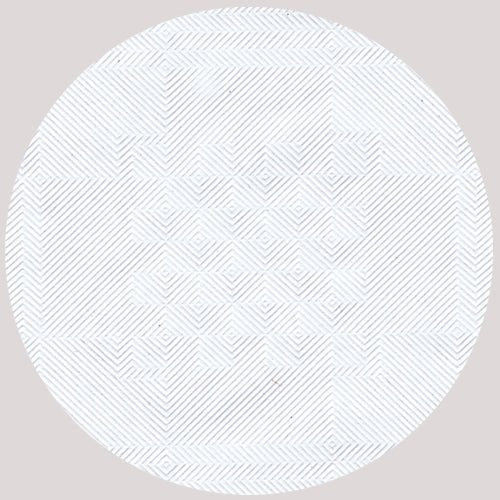 Pyöreä, geometrinen kuvio, jossa on ohuita vinoviivoja ja rombikuvioita vaaleanharmaalla pohjalla, koristaa PAPSTAR Damastikuvioinen paperipöytäliina, valkoinen, 10 m x 1,2 m | Folio (1 rulla) valmistajalta PAPSTAR GmbH – täydellinen tyylikäs pöytäkoriste.