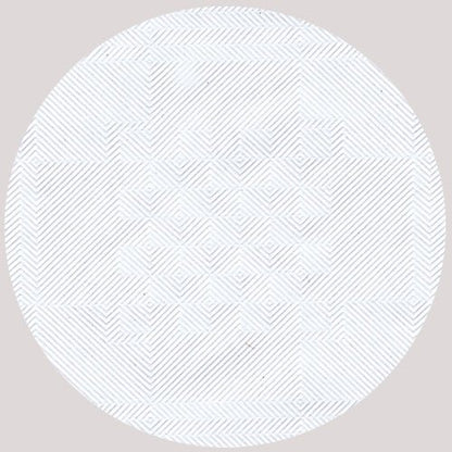 Pyöreä, geometrinen kuvio, jossa on ohuita vinoviivoja ja rombikuvioita vaaleanharmaalla pohjalla, koristaa PAPSTAR Damastikuvioinen paperipöytäliina, valkoinen, 10 m x 1,2 m | Folio (1 rulla) valmistajalta PAPSTAR GmbH – täydellinen tyylikäs pöytäkoriste.