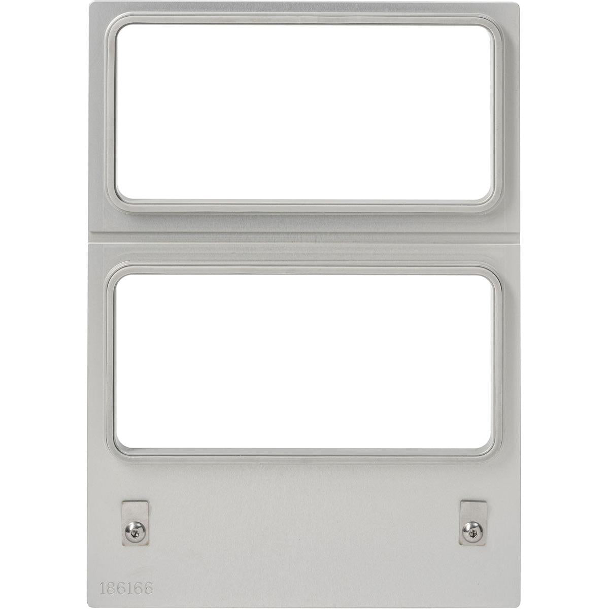 Kasetti DF10 Sandwich-tarjottimelle 181x96x85 mm (2-paikkainen) Duni GmbH:ltä on hopeakehyksinen, jossa on kaksi suorakulmaista aukkoa, kaksi ruuvia alakulmissa ja numero "186166" vasemmassa alakulmassa valkoisella pohjalla.