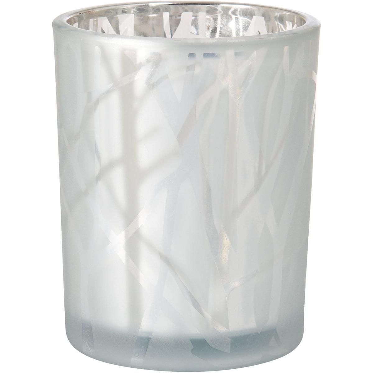 Duni GmbH:n Shimmer White -kynttilänjalka, koko 100x80 mm, vakuuttaa tyylikkäällä muotoilullaan, joka sisältää huurretun ulkonäön ja hopeisen sisuksen - hienostunut sisustuselementti, joka kohottaa jokaisen huoneen ilmettä; saatavilla 1 kappaleen pakkauksessa.