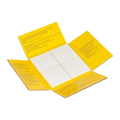 Avoin keltainen suorakaiteen muotoinen 3M Deutschland GmbH -kansio näyttää neljä valkoista Post-it® Transparent Notes -muistilappua (73 mm x 73 mm, 36 arkkia/paketti, 12 pakettia/pakkaus) mustalla ohjeella sisällä. Tausta on valkoinen.